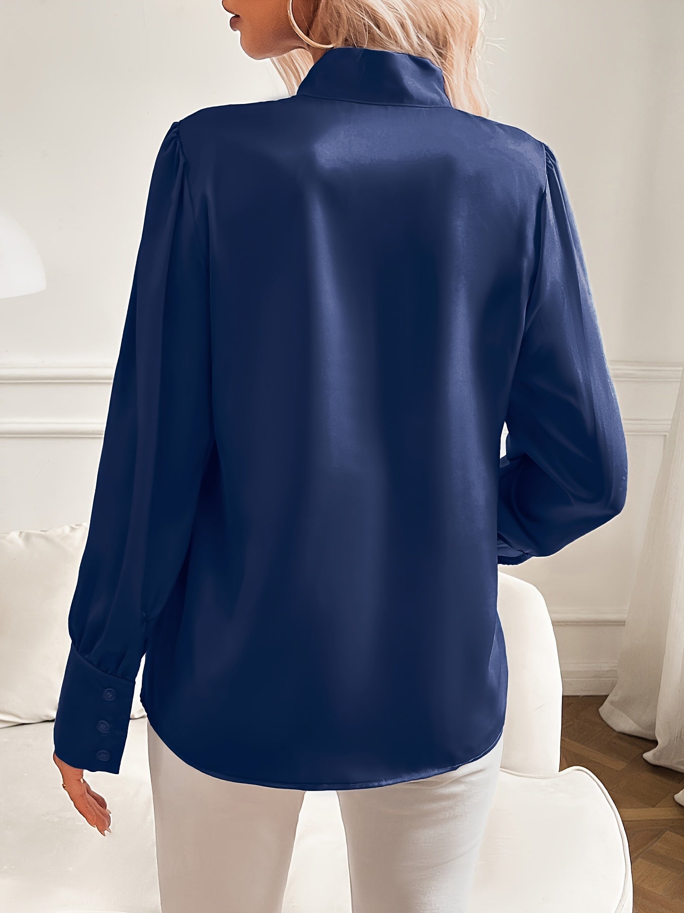 Damesblouse donkerblauw met strik hals en elegante mouwen achterzijde