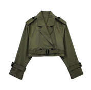 Korte trenchcoat groen met riem en knopen front view