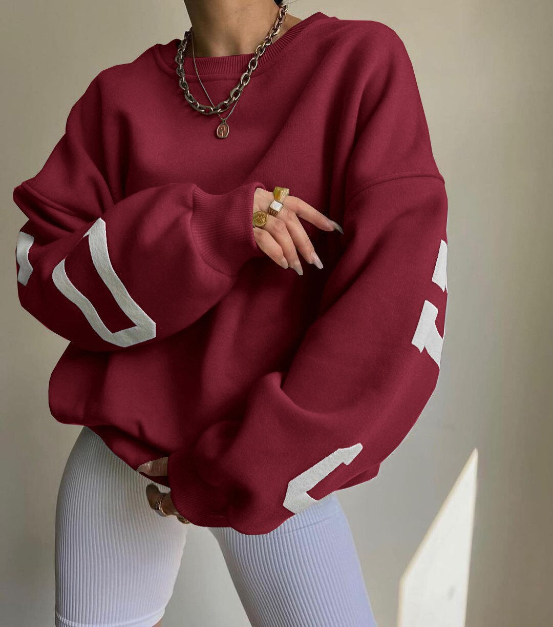 Oversized sweater rood met witte strepen en letters, vooraanzicht
