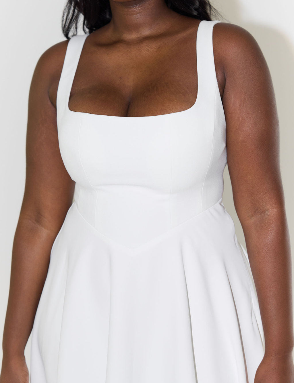 Midi jurk wit vierkante hals vooraanzicht