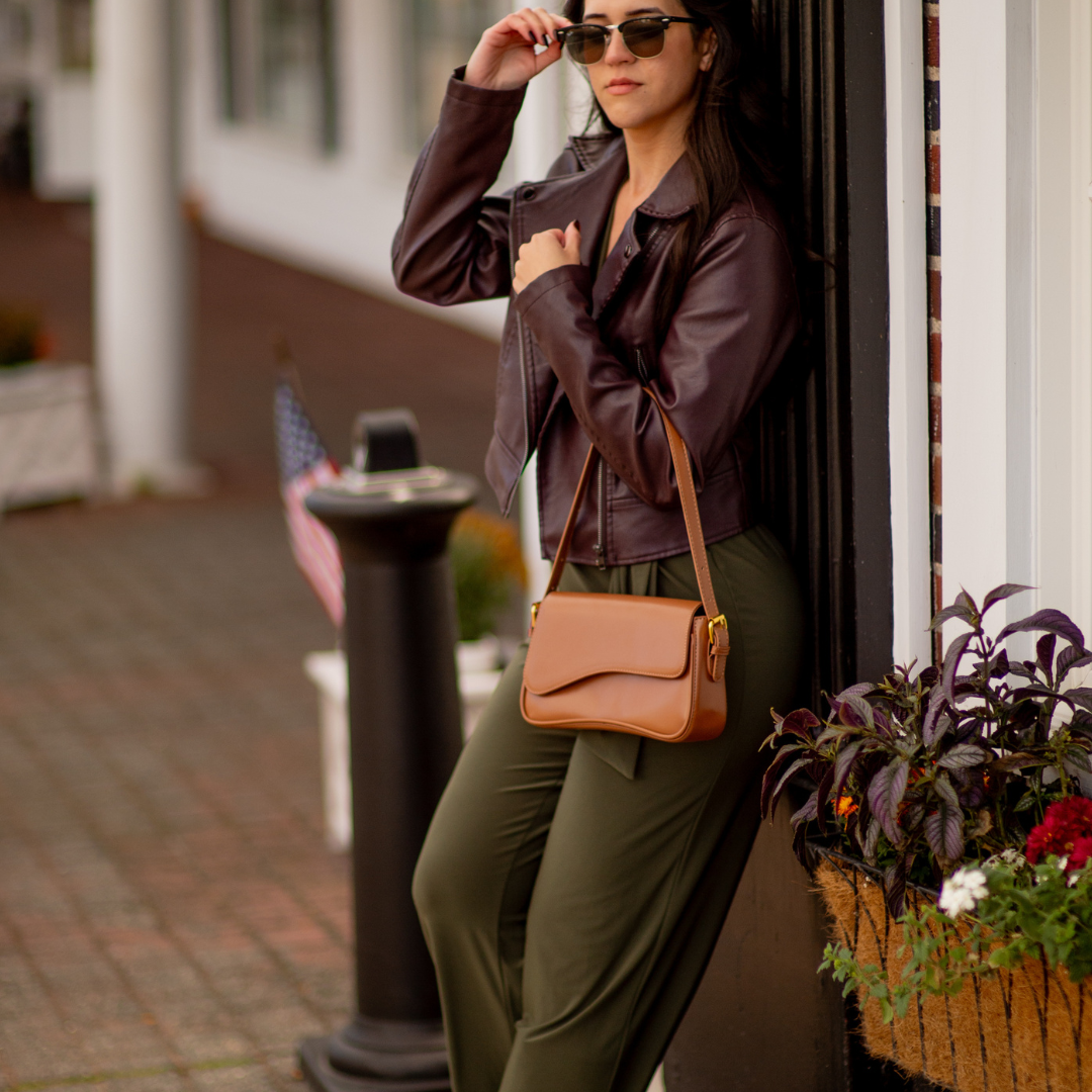 Schoudertas bruin leer model draagweergave