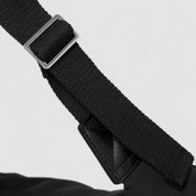 Schoudertas zwart textiel met metalen gesp detail shot