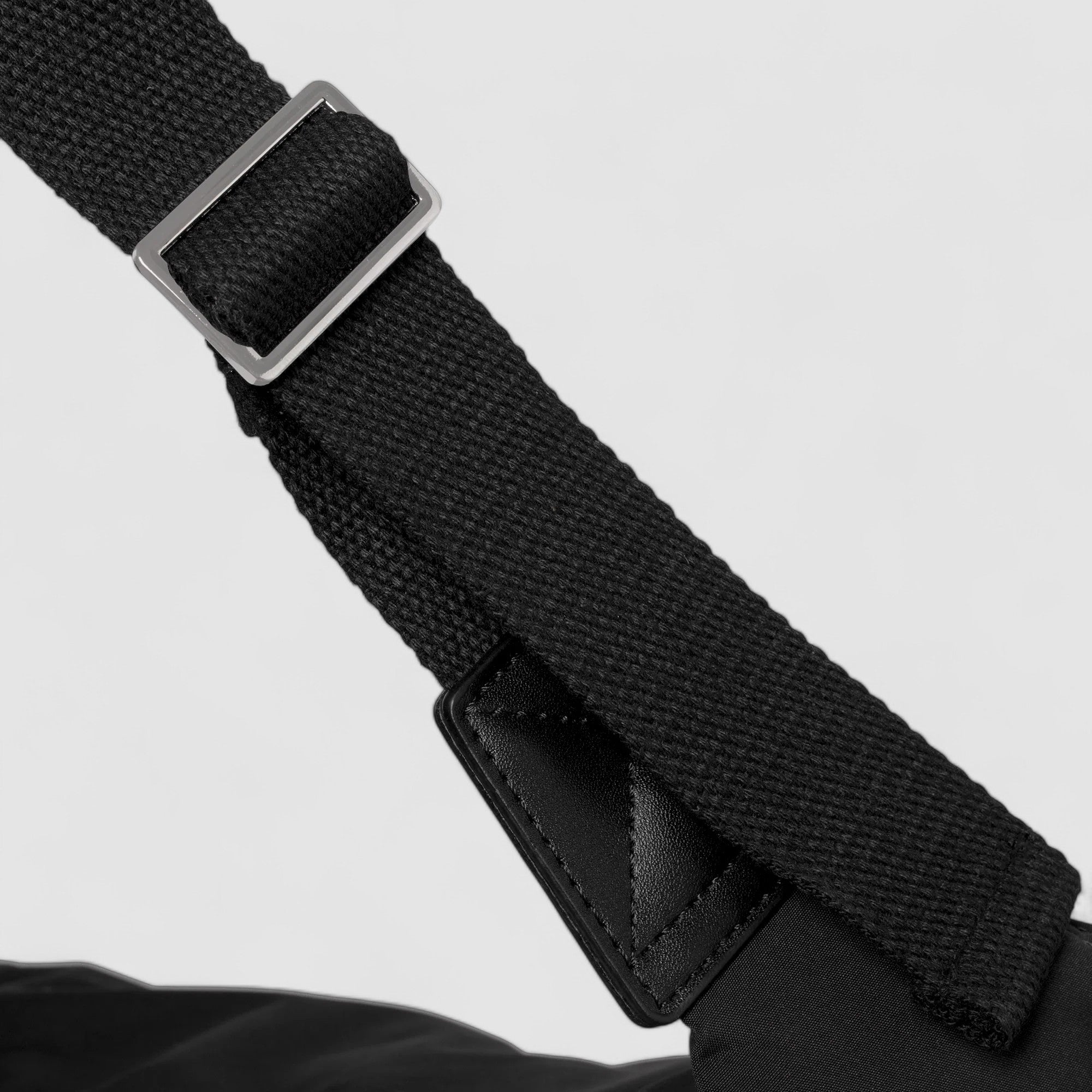 Schoudertas zwart textiel met metalen gesp detail shot