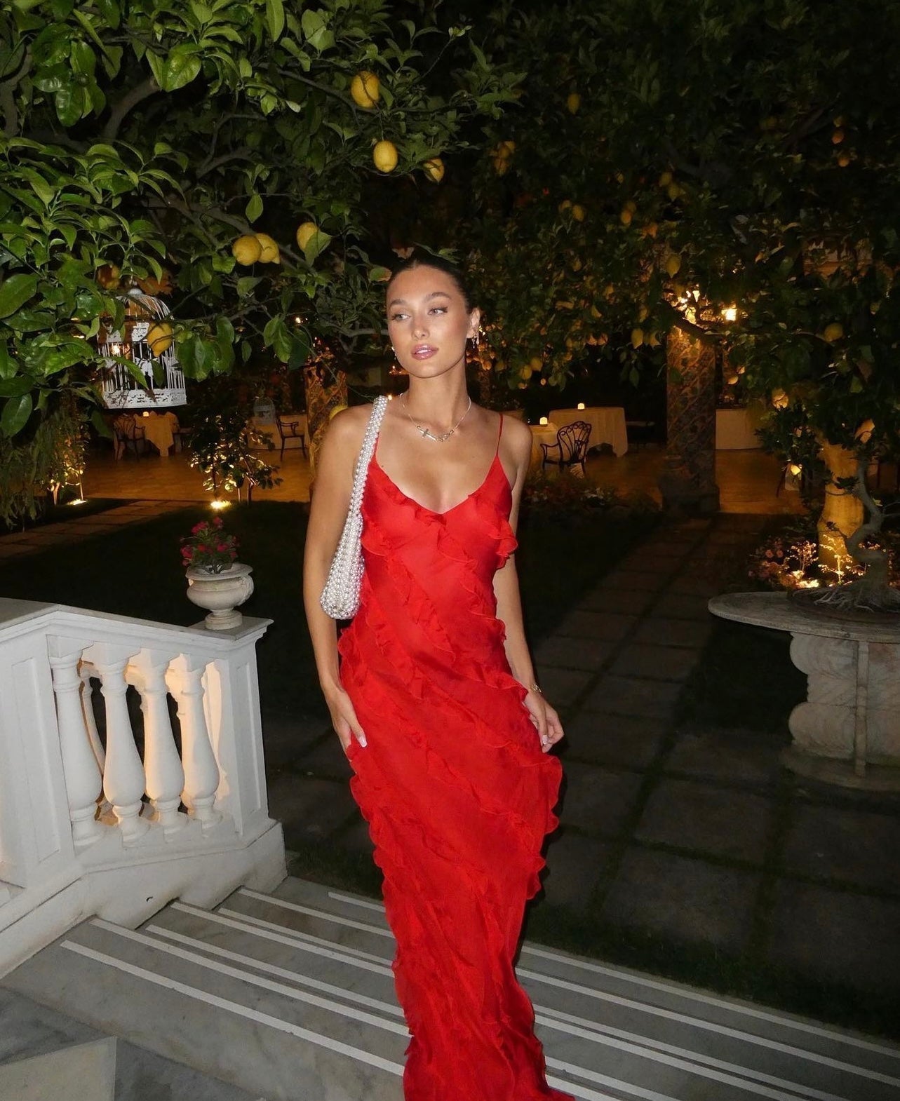 Rode jurk met ruches elegante dames jurk zijaanzicht