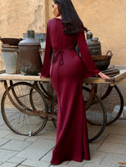 Maxi-jurk rood met lange mouwen en riem detail achterzijde