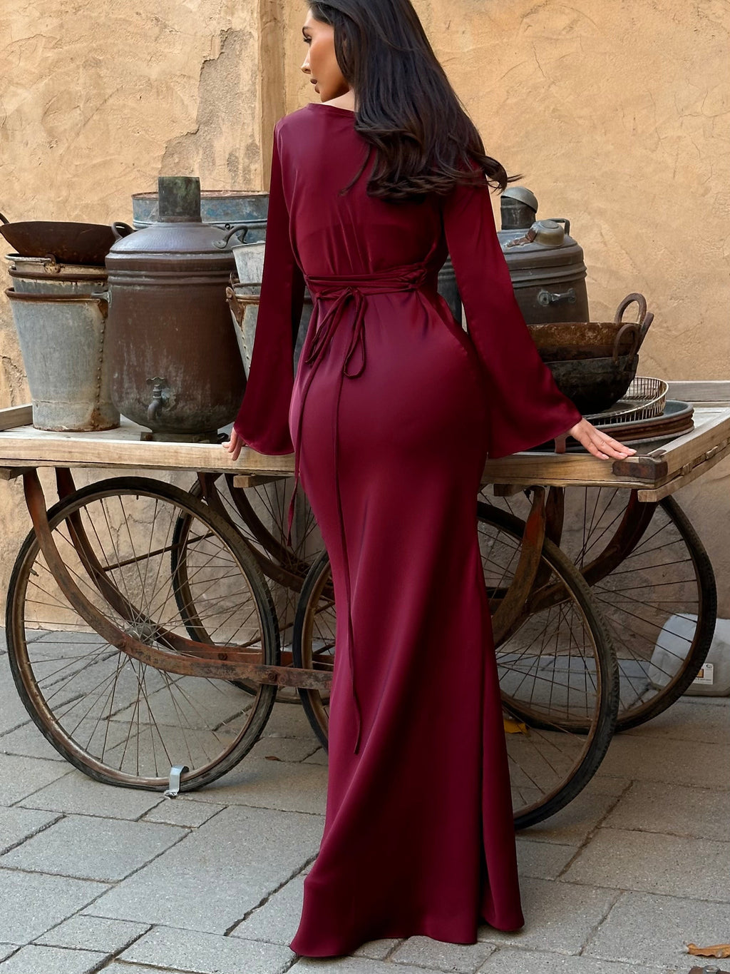 Maxi-jurk rood met lange mouwen en riem detail achterzijde