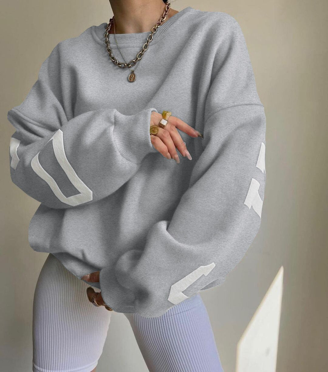 Oversized sweater grijs met witte strepen detail shot