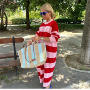 Jurk met roze en rode strepen, zijprofiel