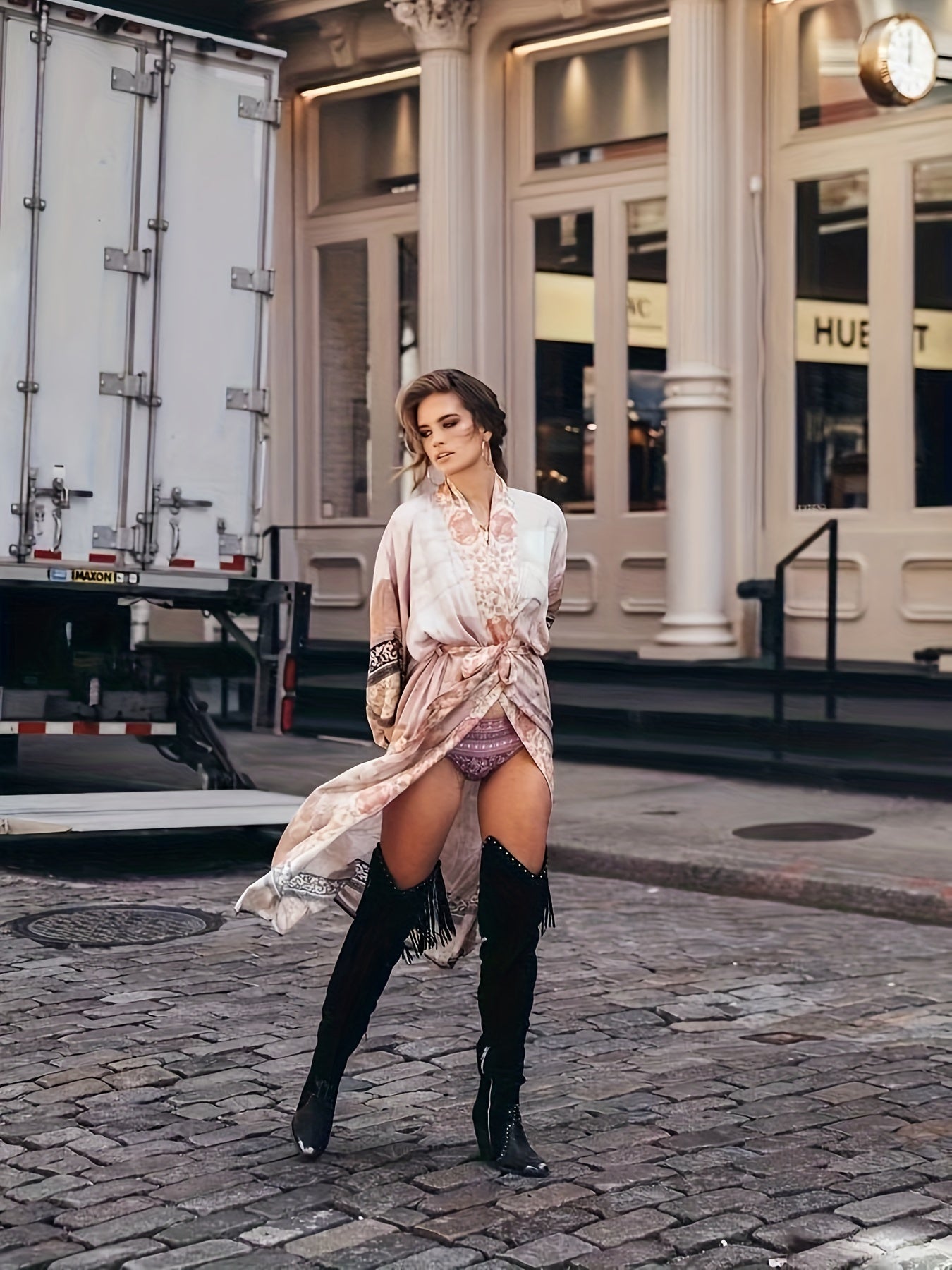 Maxi kimono dames met bloemenprint lichtroze model draagstijl straatbeeld