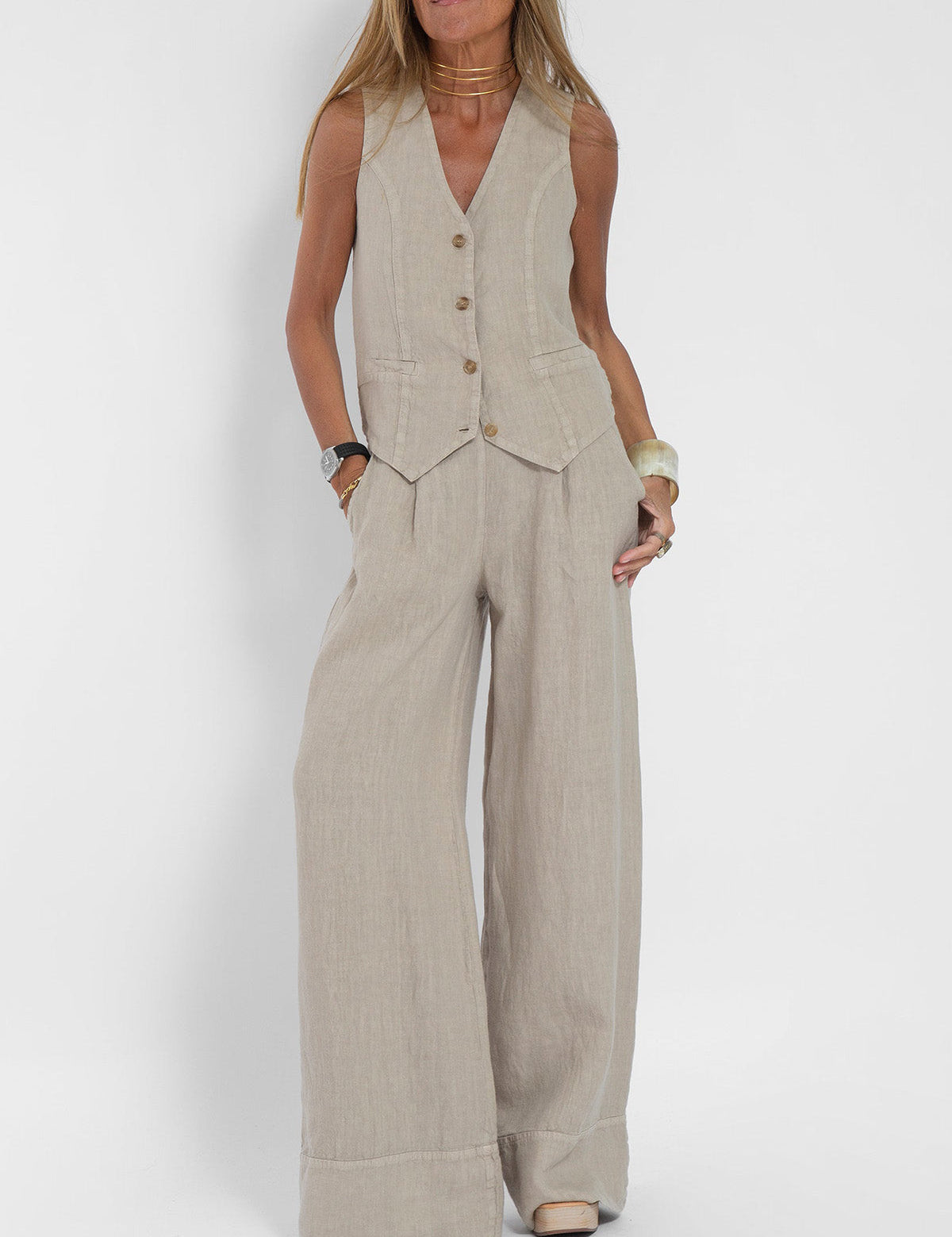 Kledingset dames linnen beige mouwloos met V-hals gilet en wijde broek front view