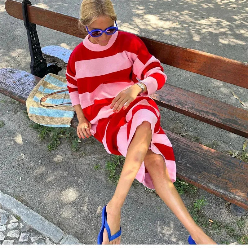 Jurk met roze en rode strepen, zijaanzicht op bankje