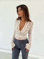 Kanten top met lange mouwen en diepe V-hals, front view