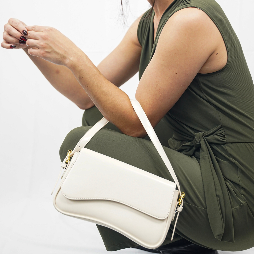 Schoudertas witte leren stijl met schouderband detail shot