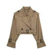 Korte trenchcoat beige met riem en knopen vooraanzicht