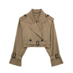 Korte trenchcoat beige met riem en knopen vooraanzicht