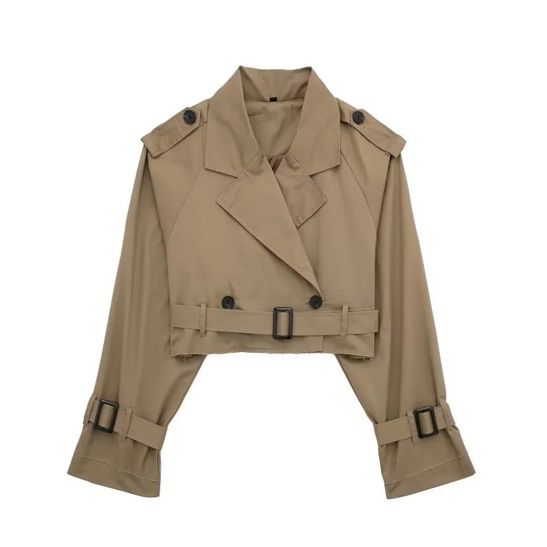 Korte trenchcoat beige met riem en knopen vooraanzicht