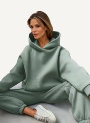 Luxe loungewear set groen met capuchon en zakken close-up