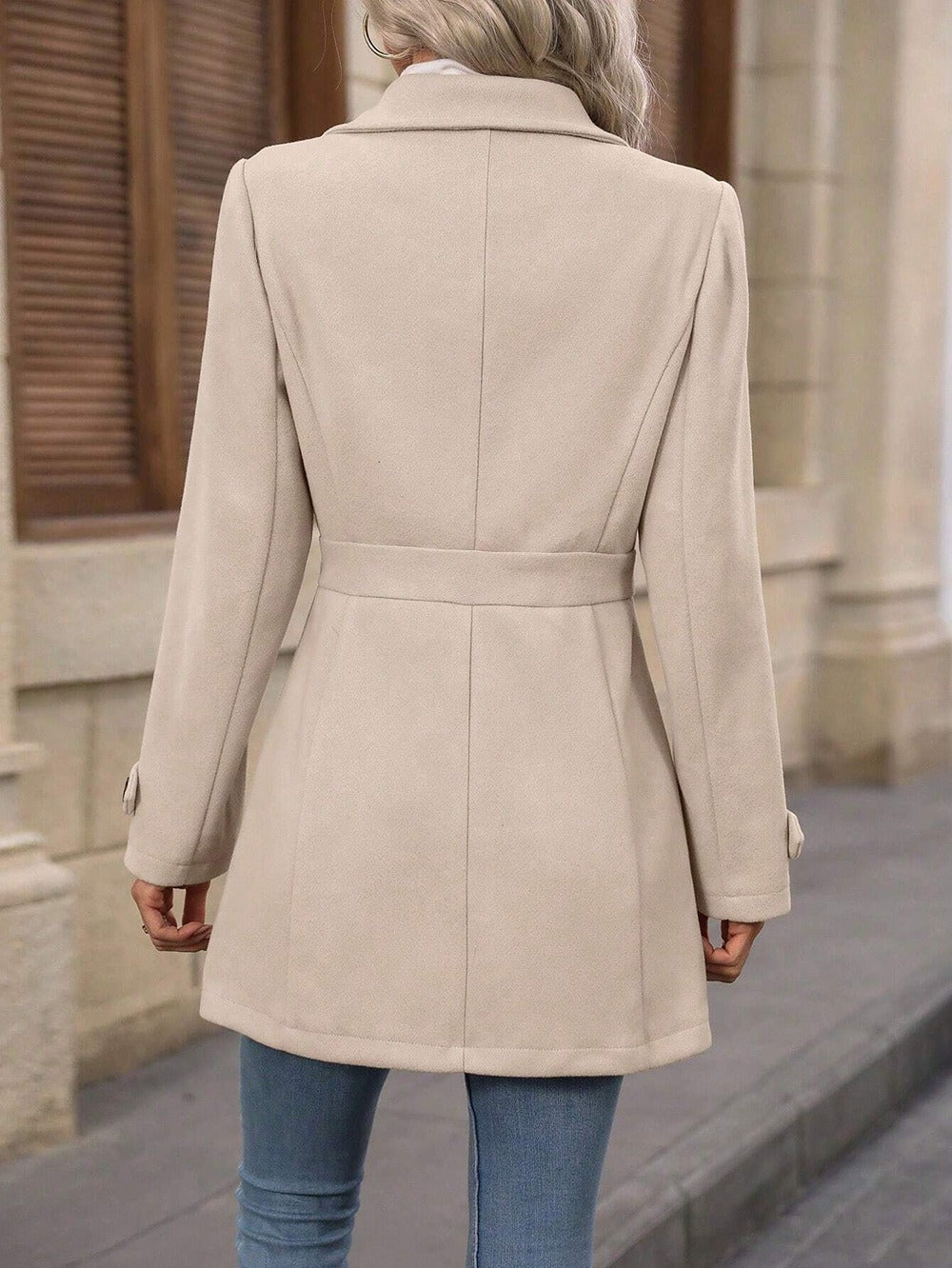 Dames jas beige met riem rugzijde