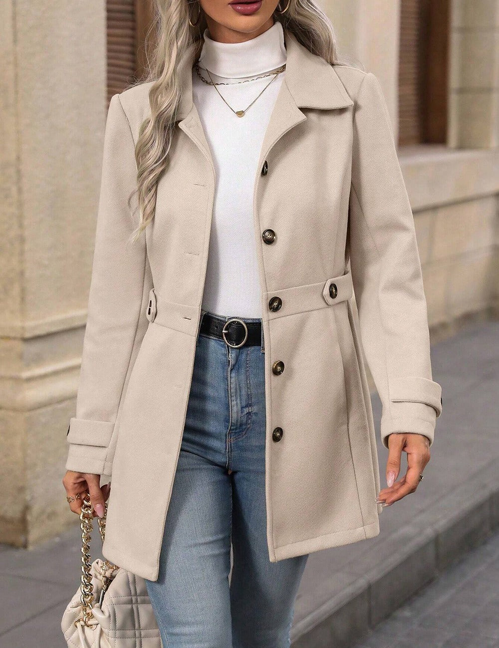 Dames jas beige met knopen en riem, front view