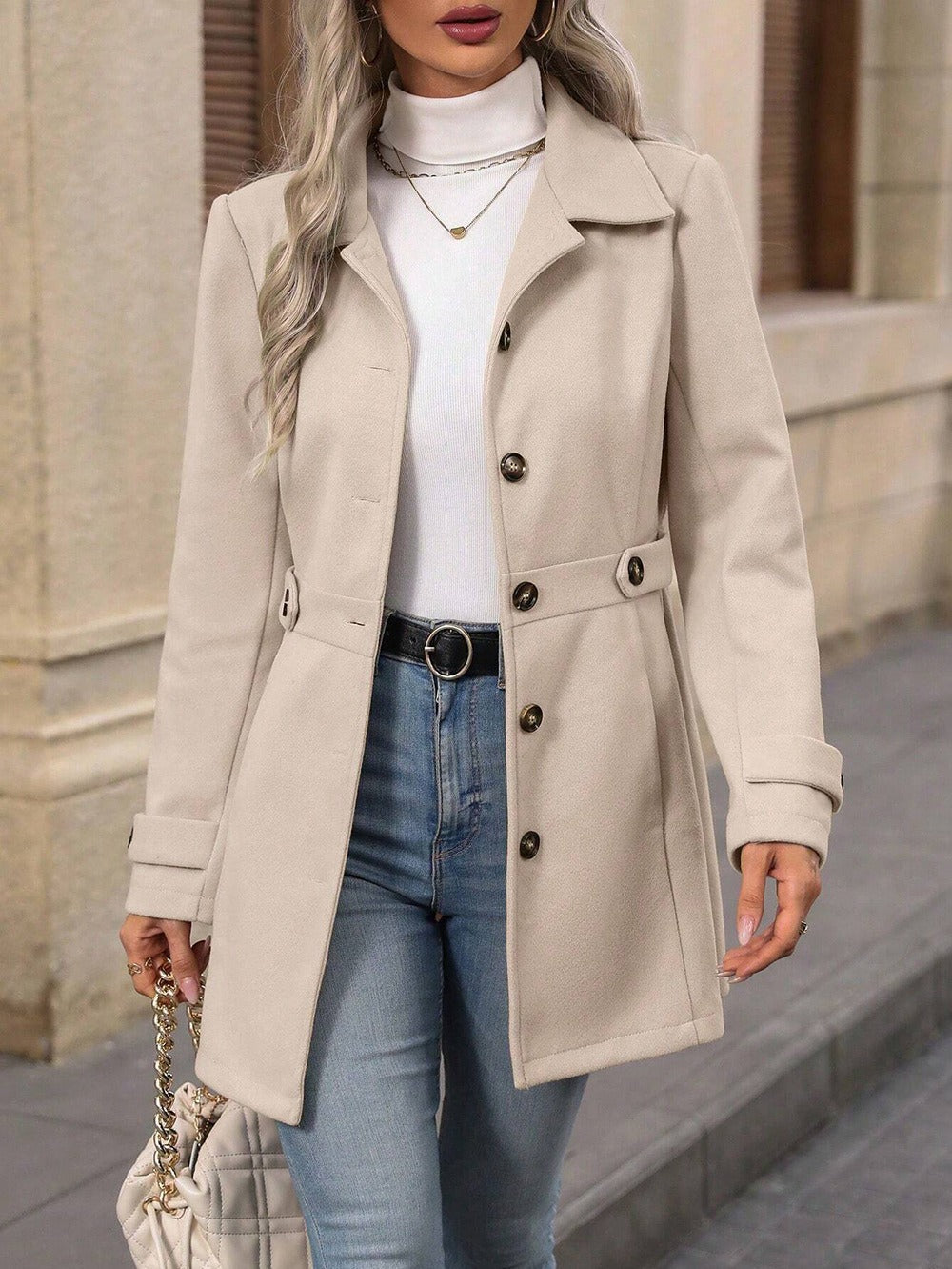 Dames jas beige met knopen en riem, front view