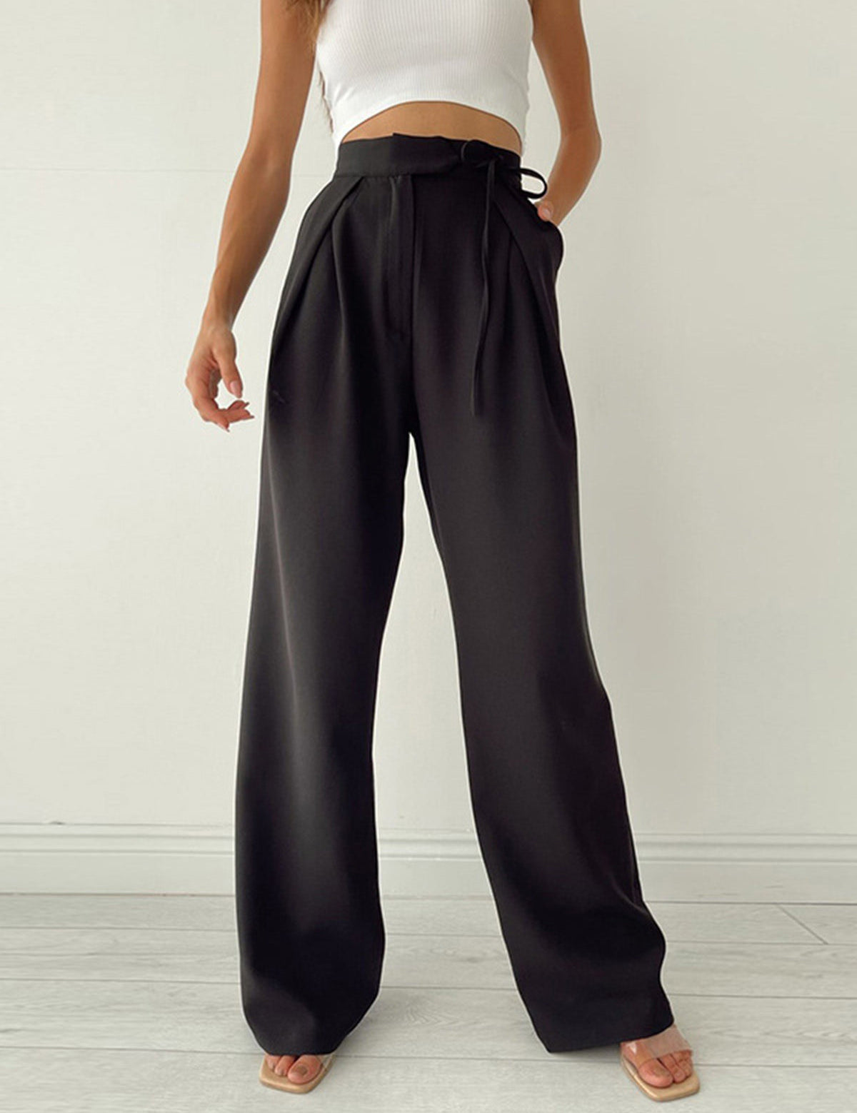 Zwarte damesbroek met hoge taille en riem, front view