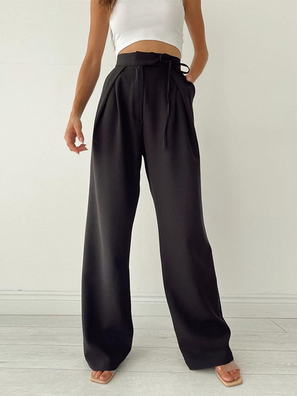 Zwarte damesbroek met hoge taille en riem, front view