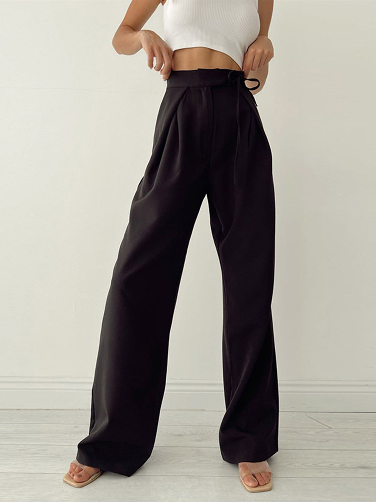 Zwarte damesbroek met hoge taille en riem detailvoorstelling