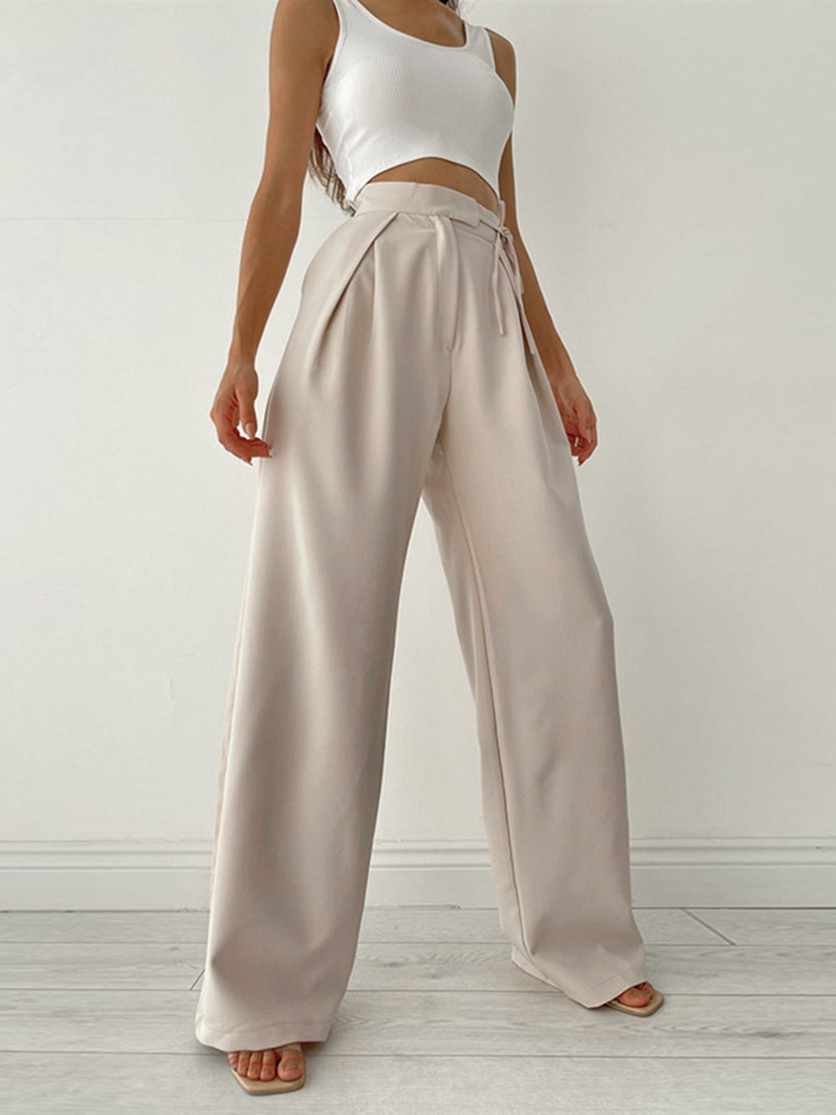 Damesbroek lichtgrijs met hoge taille en riemzakken front view