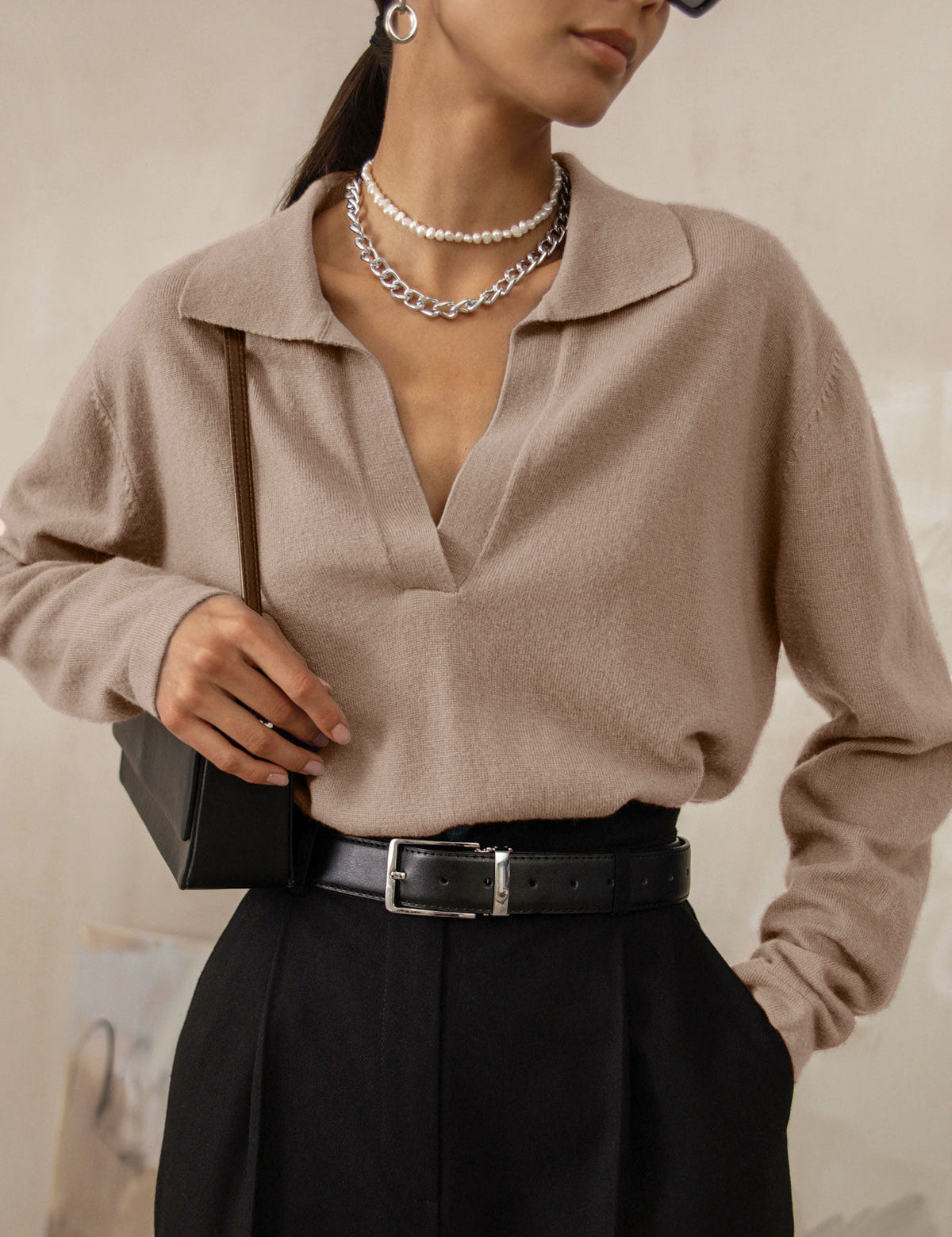 Trui beige gebreid met V-hals en zwart riem front view