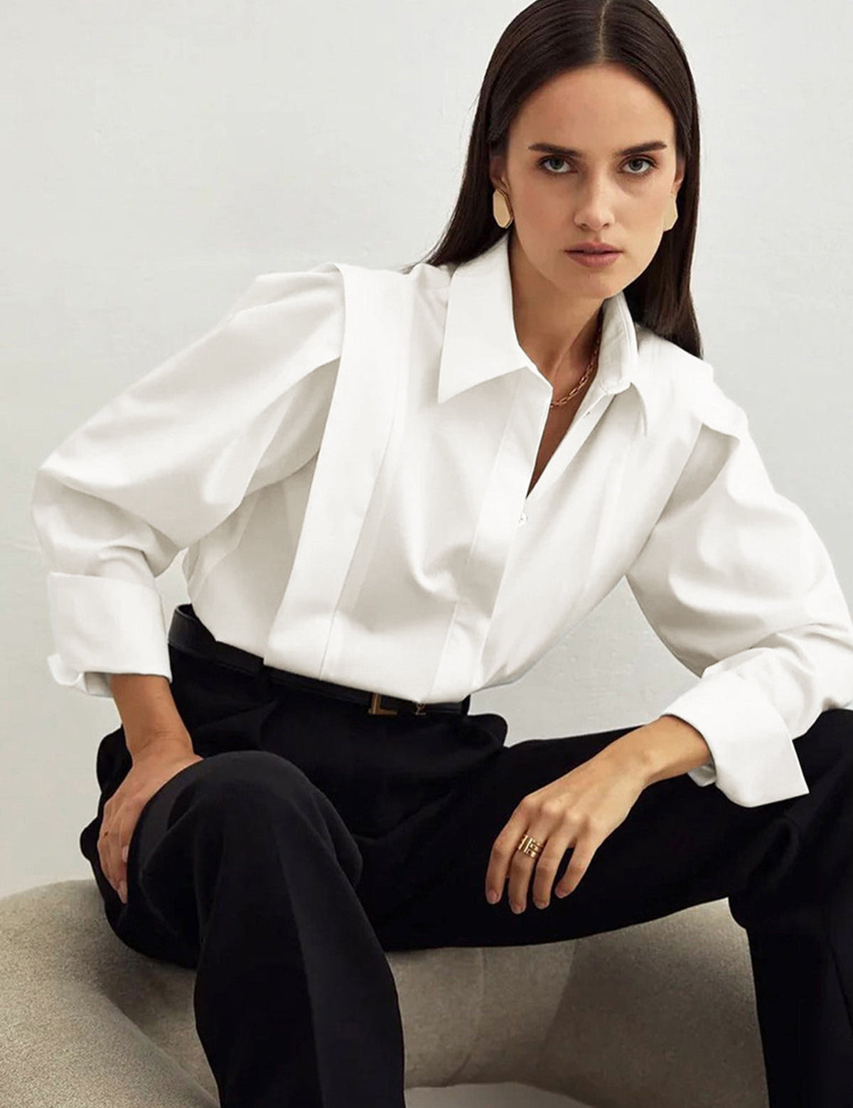 Witte blouse met pofmouwen en knoopsluiting vooraanzicht