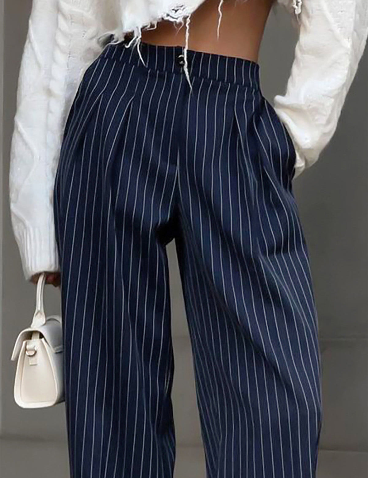 Gestreepte damesbroek blauw met witte strepen, hoge taille, front view