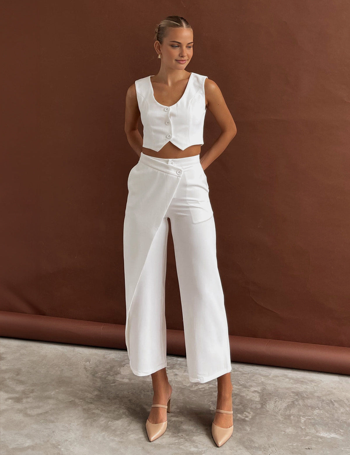 Two-piece set white front view