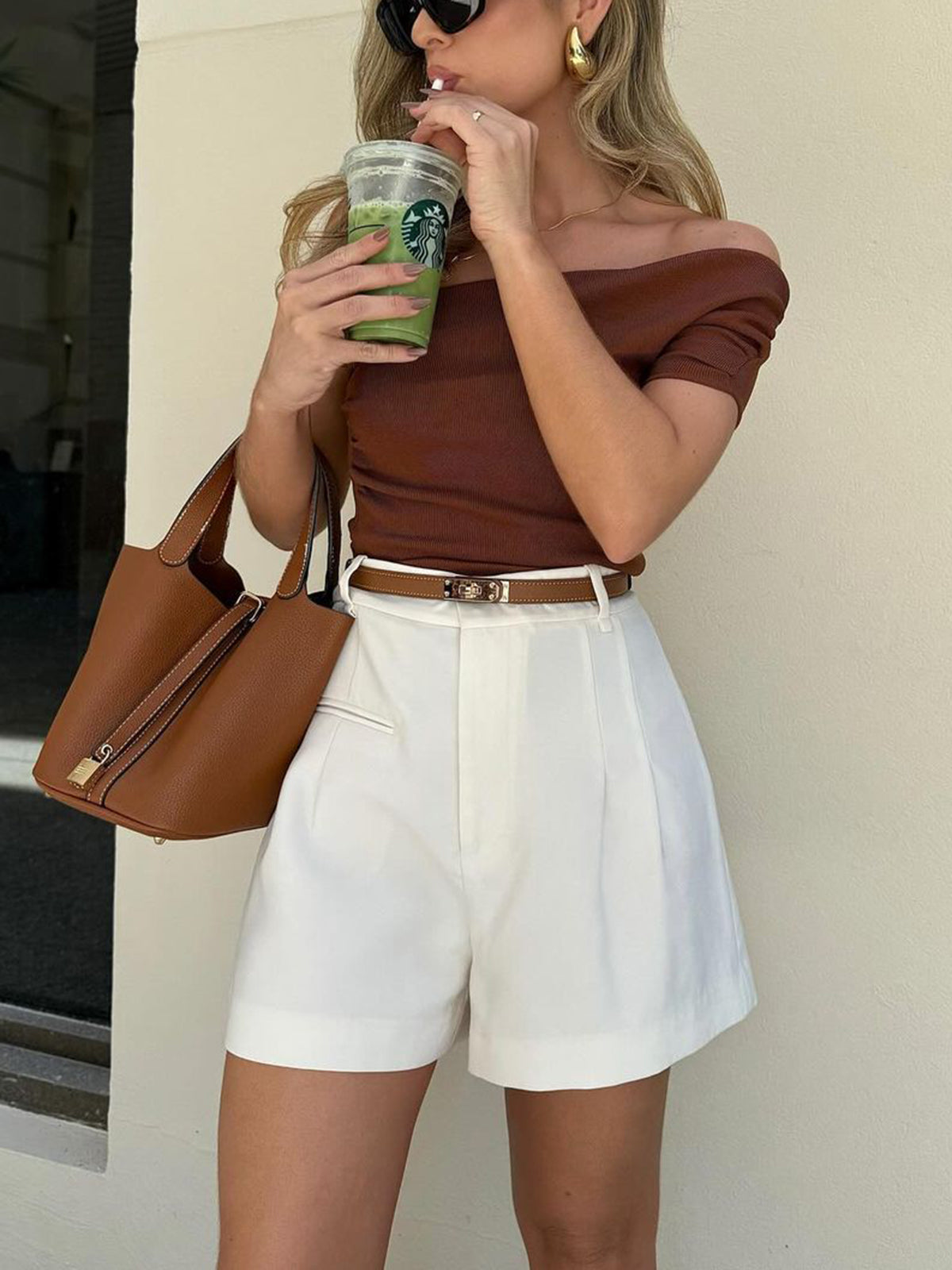 Korte broek witte dames met riem detail shot