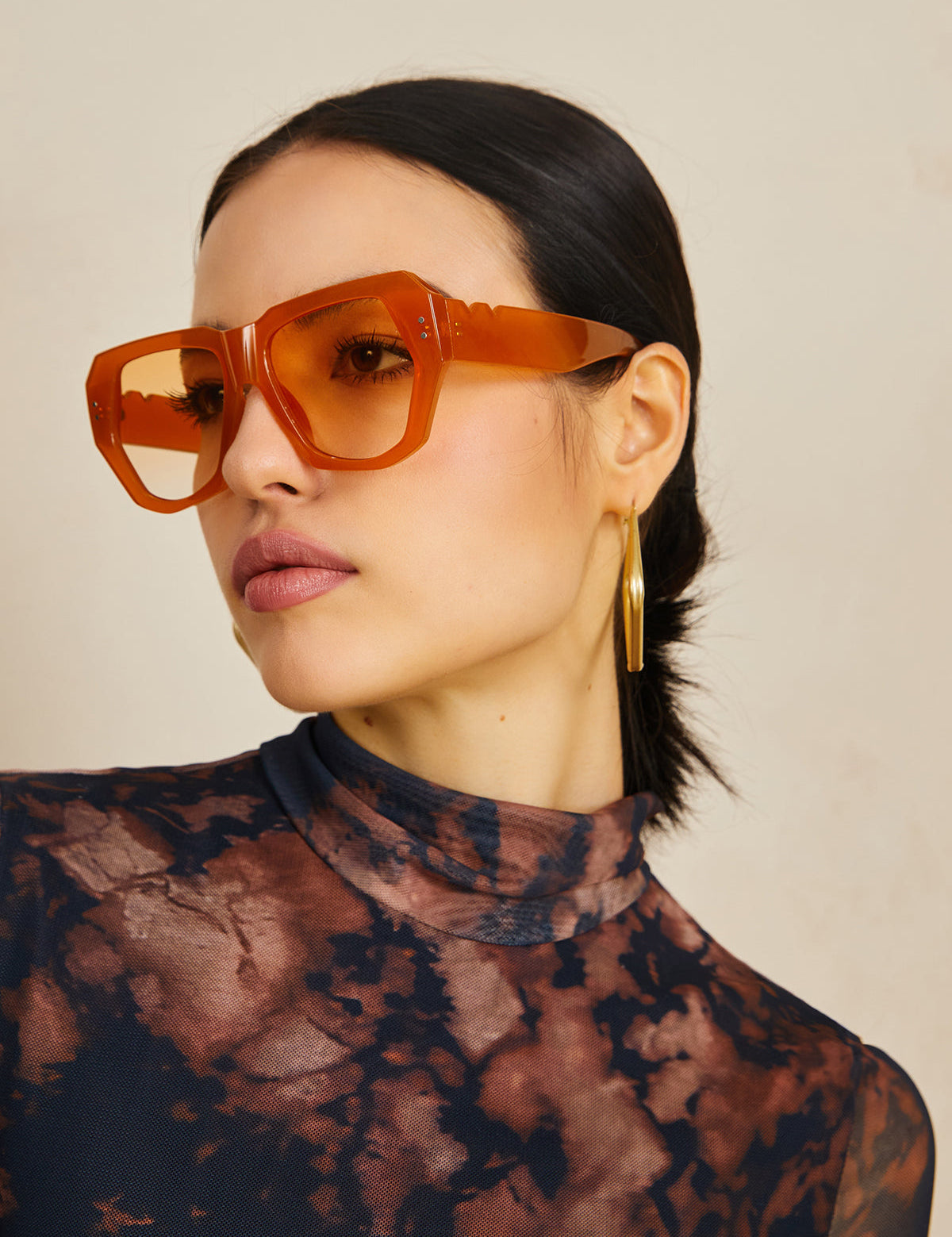 Sunglasses light brown geometric frame front view