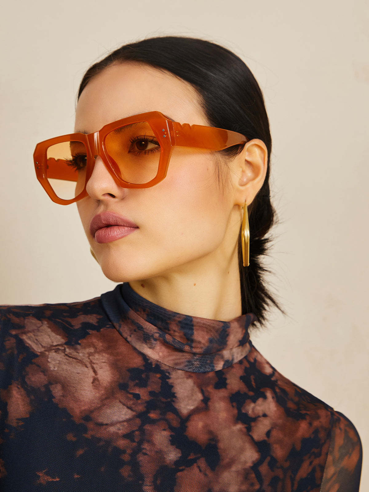 Sunglasses light brown geometric frame front view