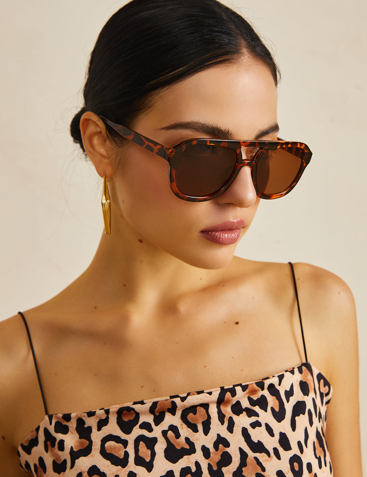 Sunglasses brown tortoiseshell frame front view