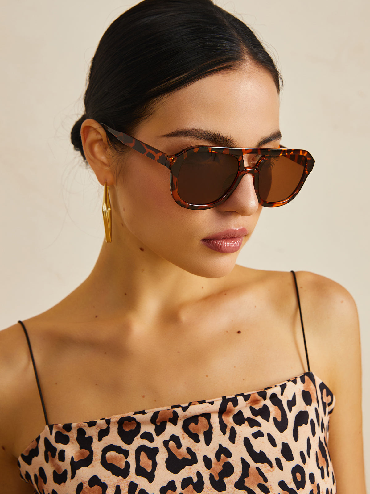 Sunglasses brown tortoiseshell frame front view