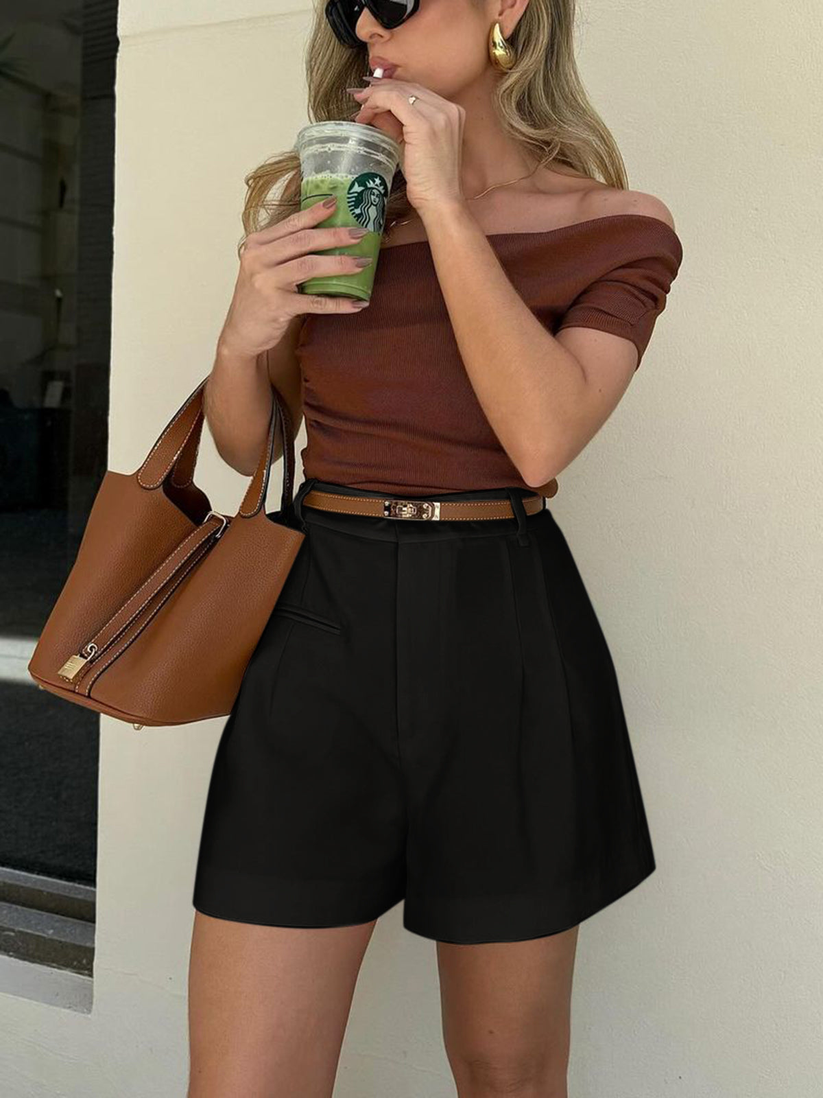 Korte broek met hoge taille zwart met riem detail shot