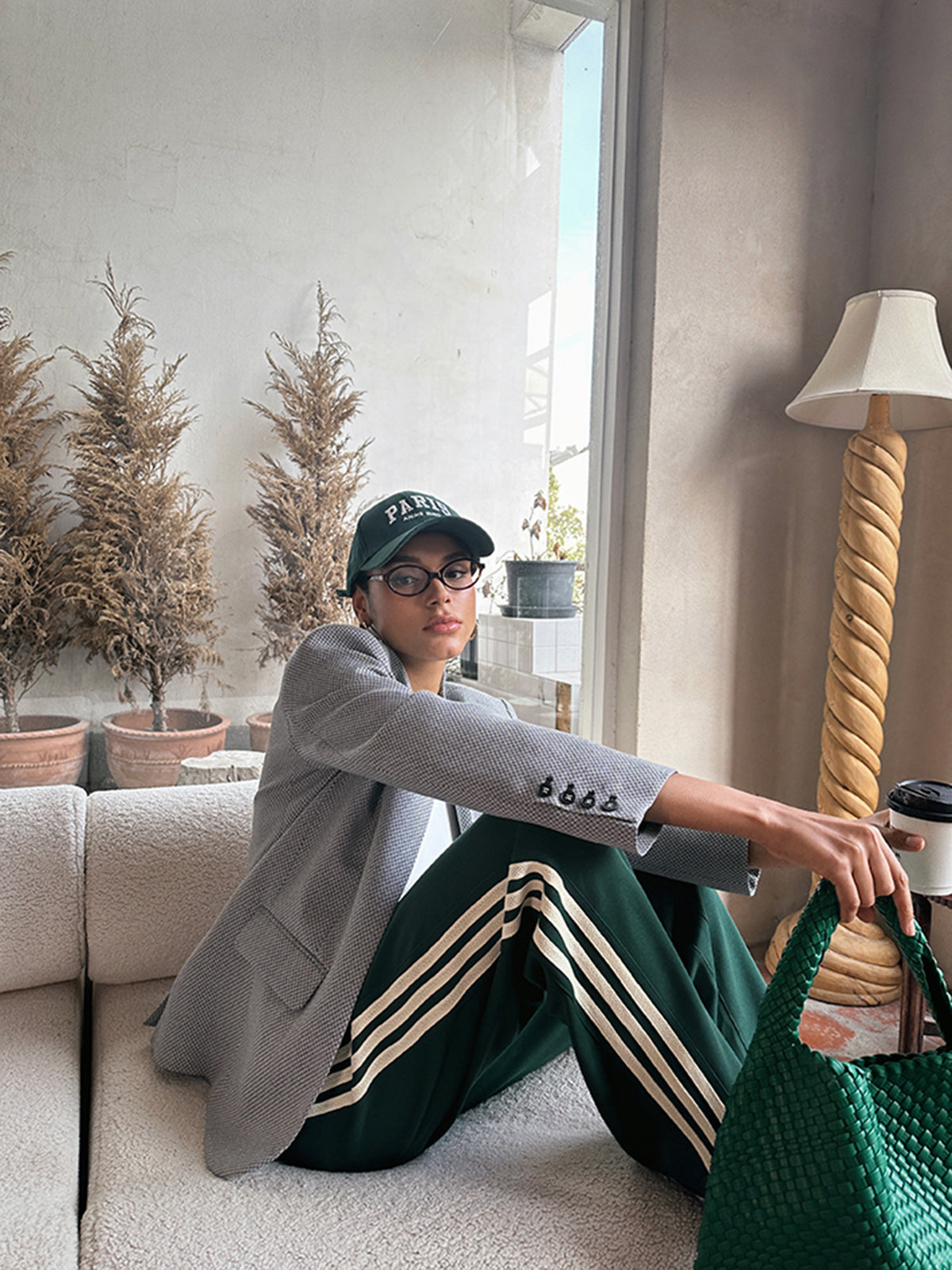 Dames broek gestreept groen met gouden strepen model draagt
