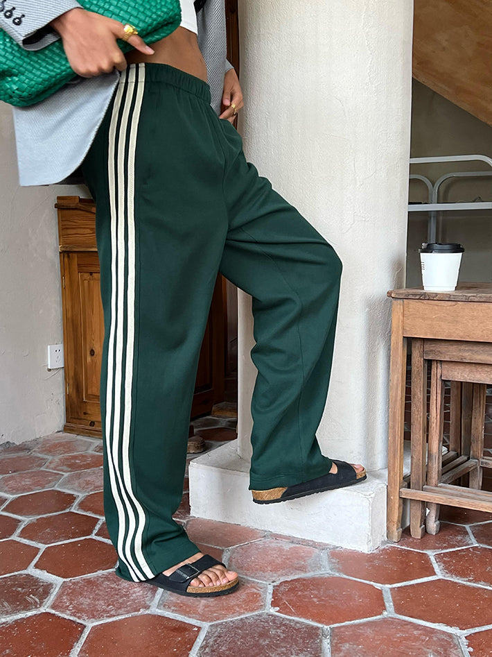 Dames broek groen met witte strepen, hoge taille, lifestyle shot