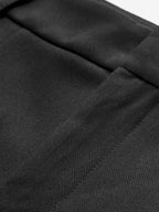 Korte broek zwart stof detailopname