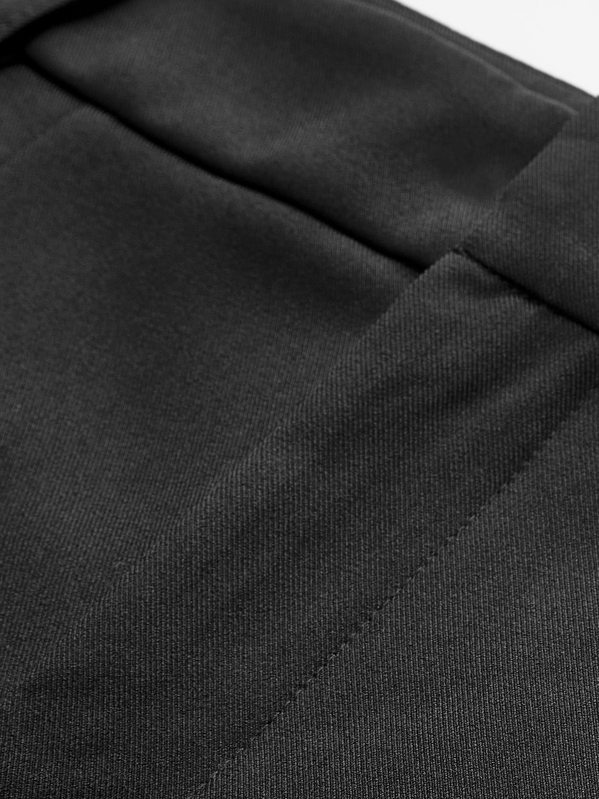 Korte broek zwart stof detailopname