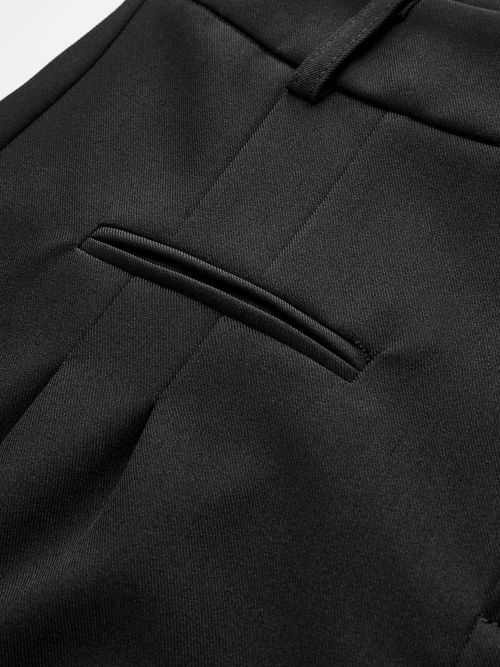 Korte broek met zwarte tailleband en zakdetail close-up