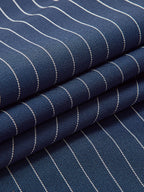 Damesbroek gestreept blauw met witte strepen detailopname
