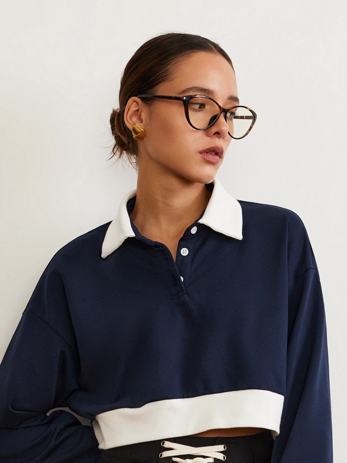 Glasses with tortoiseshell pattern worn by model, side view