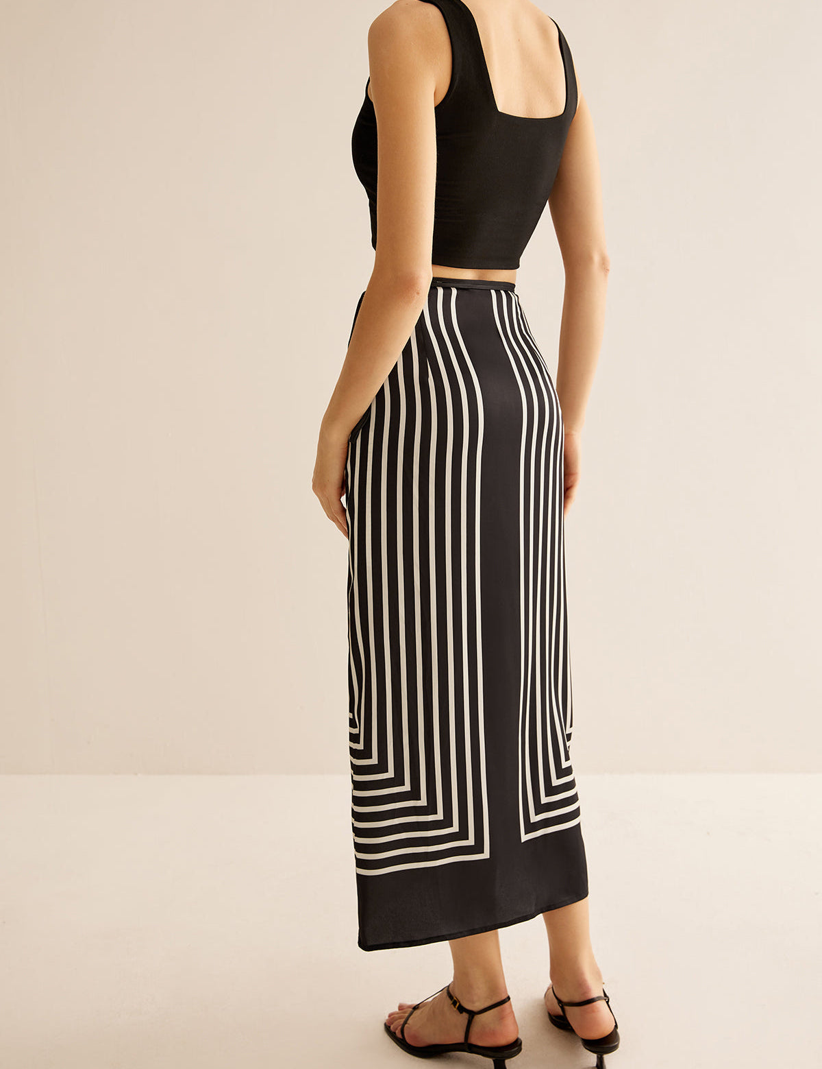 Maxi skirt black and white striped back view