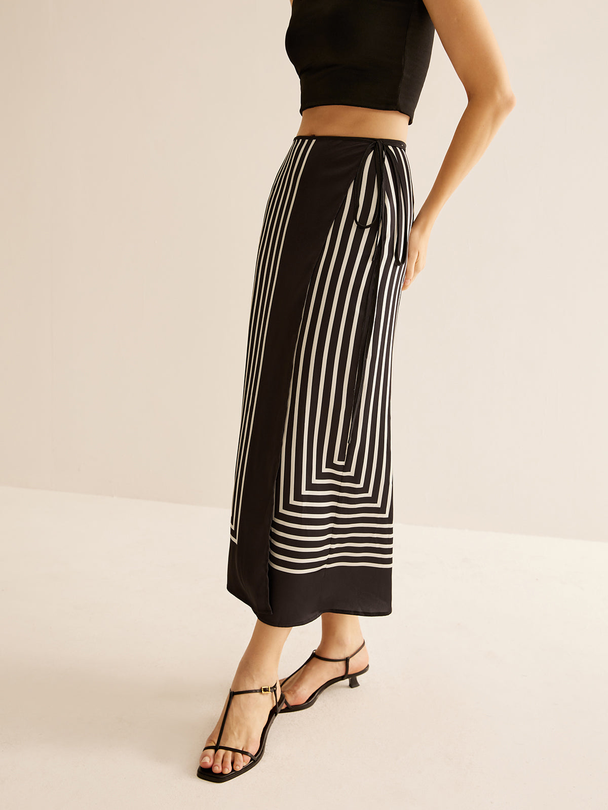 Maxi skirt black and white striped side view