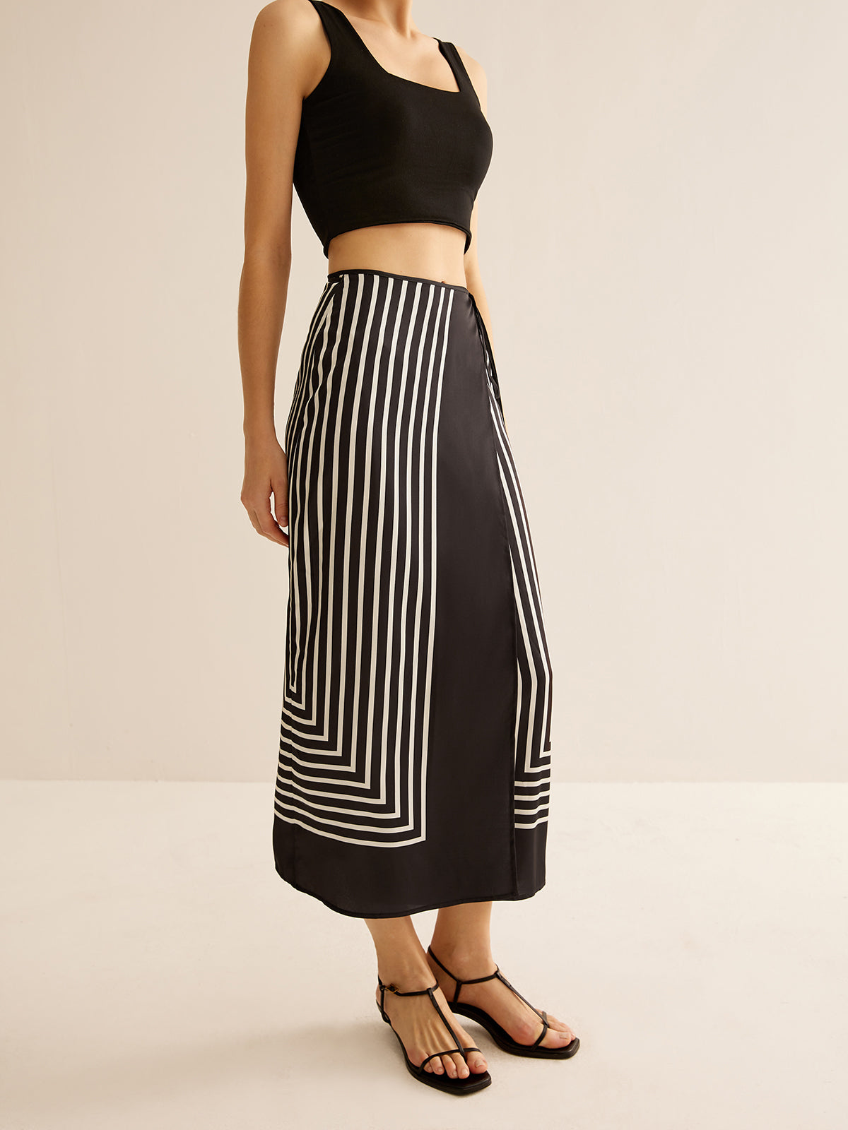 Maxi skirt black and white striped front view