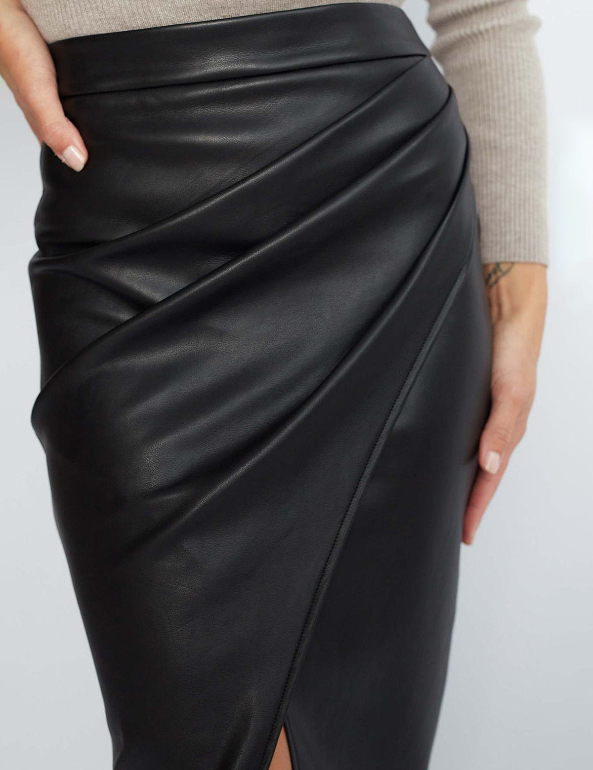 Zwarte leerlook plissé rok met spleet detail shot