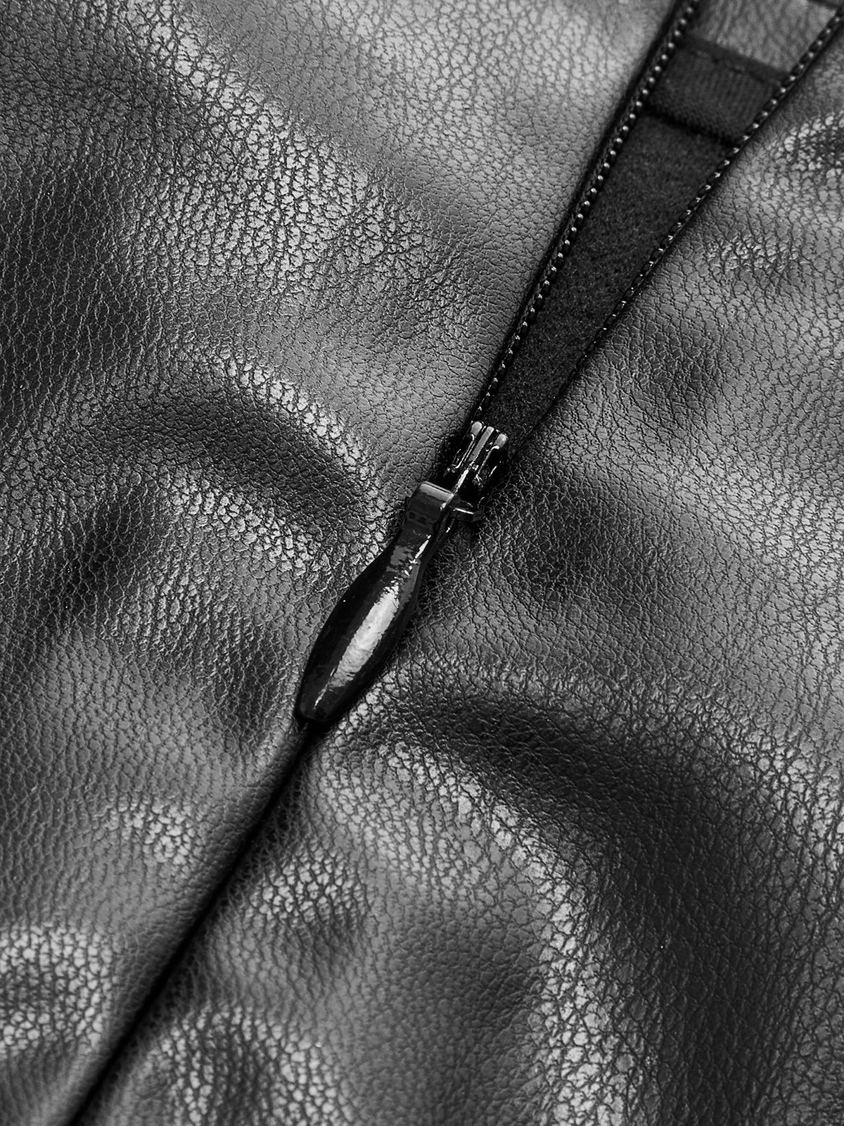Leren plissé rok met split, zwarte ritsdetail close-up